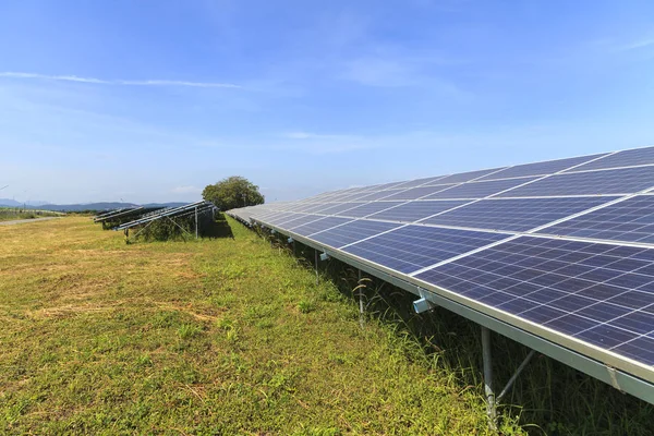 Zonnepanelen op groene veld, zonne-energiecentrale — Stockfoto