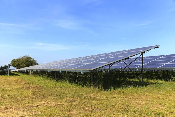 Painéis solares no campo verde, central de energia solar — Fotografia de Stock