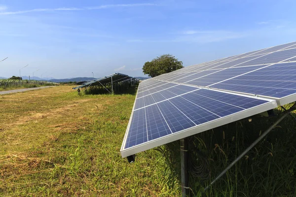 在绿色的田野，太阳能电站的太阳能电池板 — 图库照片