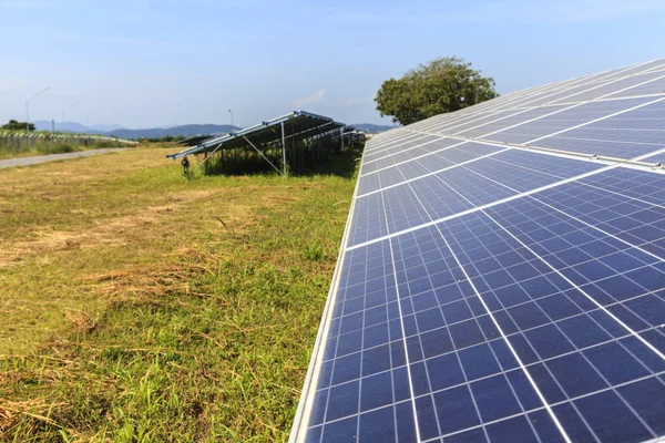 Painéis solares no campo verde, central de energia solar — Fotografia de Stock