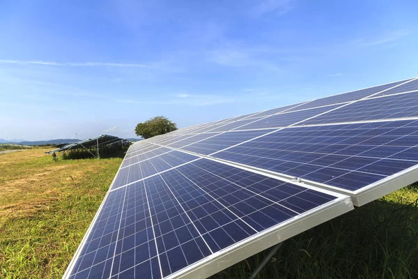 Zonnepanelen op groene veld, zonne-energiecentrale — Stockfoto