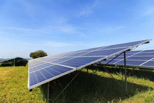 Panneaux solaires sur champ vert, Centrale solaire — Photo