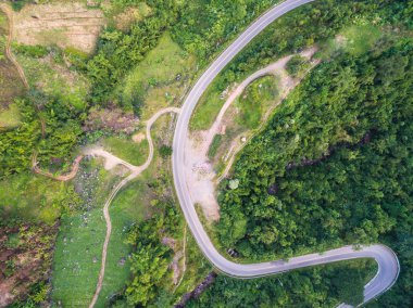 Yolun eğri yolu havadan görünümü dağda, ateş: d