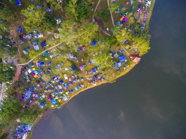 Bir dağ turistik kampın havadan görünümü dron vurdu