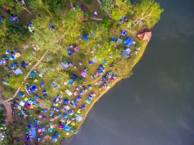Bir dağ turistik kampın havadan görünümü dron vurdu