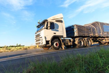 Sabah güneşi, karayolu üzerinde kamyon