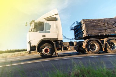 Sabah güneşi, karayolu üzerinde kamyon