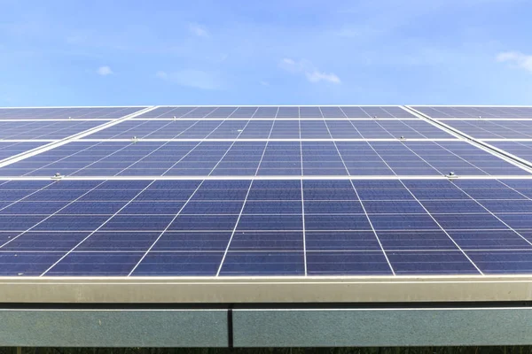 Solar panels on green field, Solar power station — Stock Photo, Image