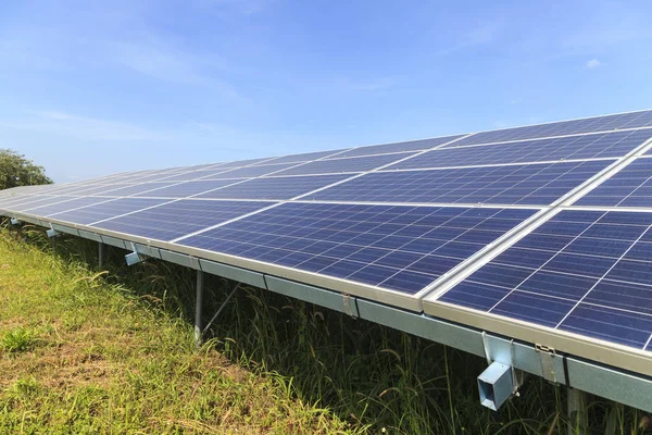 Paneles solares en campo verde, Central solar — Foto de Stock