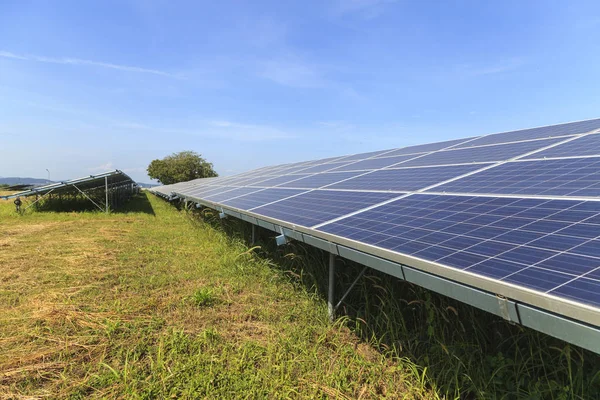 Solární panely na zelené louce, solární elektrárna — Stock fotografie