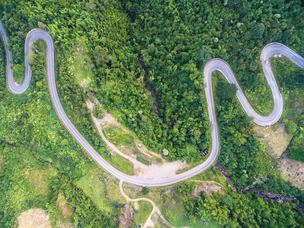 Veduta aerea del sentiero tortuoso di strada sulla montagna, Girato da d — Foto Stock