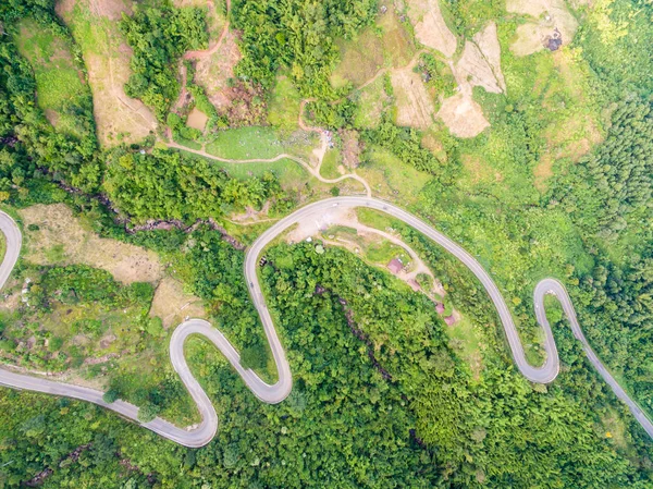 Vista aérea del sendero torcido de la carretera en la montaña, Disparo de d —  Fotos de Stock