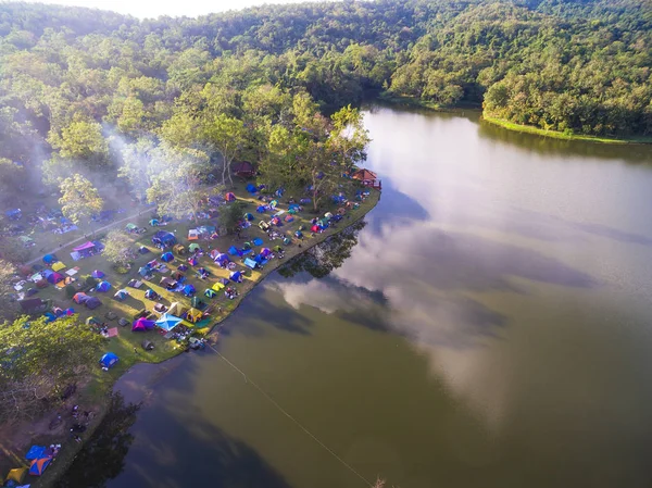 Вид з повітря на туристичний табір в горі, постріл з дрону — стокове фото