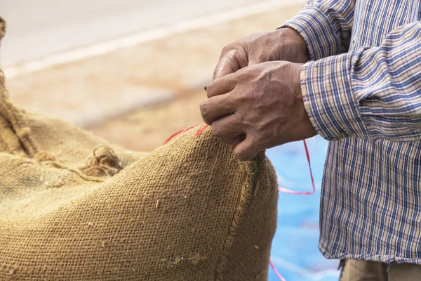 農家と水田水稲種子黄麻布の袋で — ストック写真