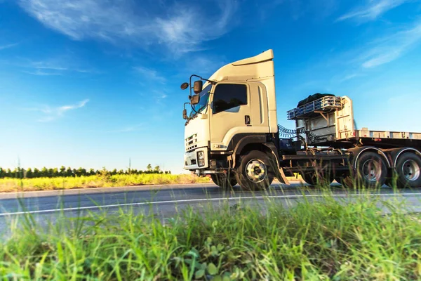 Lastbil på motorvägen på morgonljuset — Stockfoto