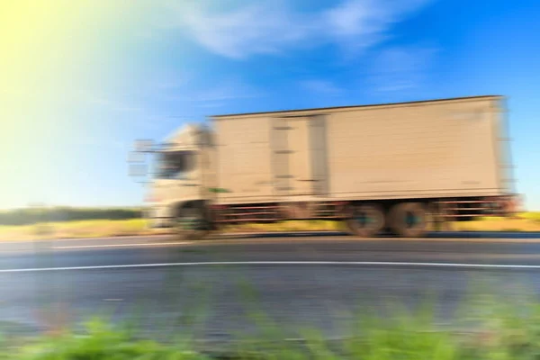 Motion Sfocatura del camion sulla Highway alla luce del mattino — Foto Stock