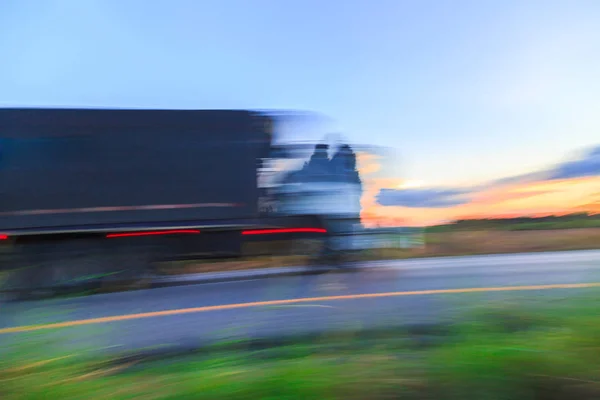 Ruchu rozmycie z ciężarówki na autostradzie o zmierzchu — Zdjęcie stockowe