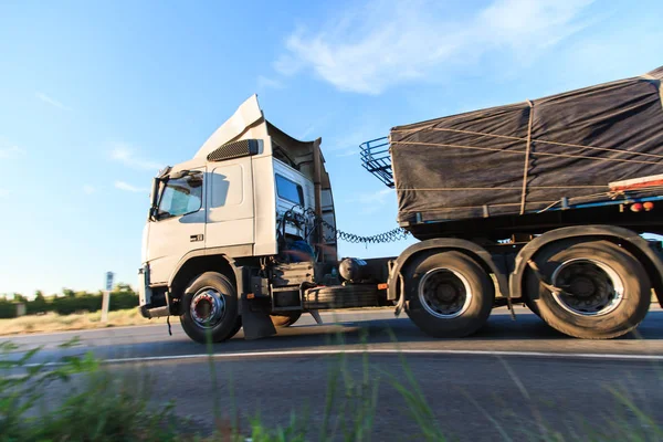 Lastbil på motorvägen på morgonljuset — Stockfoto