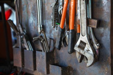 Eski araçlar atölye metal duvar asılı