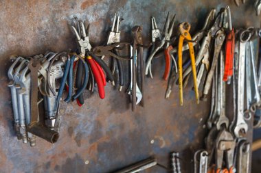 Eski araçlar atölye metal duvar asılı