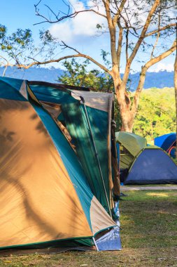 Alacakaranlık arka plan ile sabah gündoğumu kamp tatil