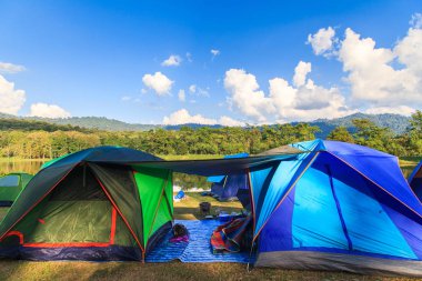 Alacakaranlık arka plan ile sabah gündoğumu kamp tatil