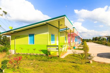 Kırsal üzerinde çok renkli küçük ev