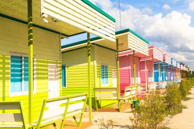 Kırsal üzerinde çok renkli küçük ev