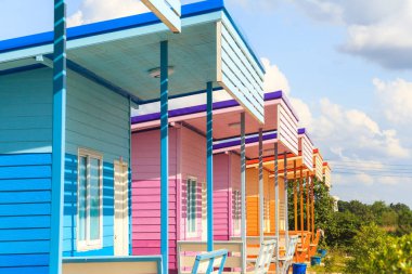 Kırsal üzerinde çok renkli küçük ev