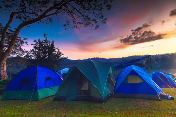 Acampamento de férias com fundo crepúsculo no nascer do sol da manhã — Fotografia de Stock