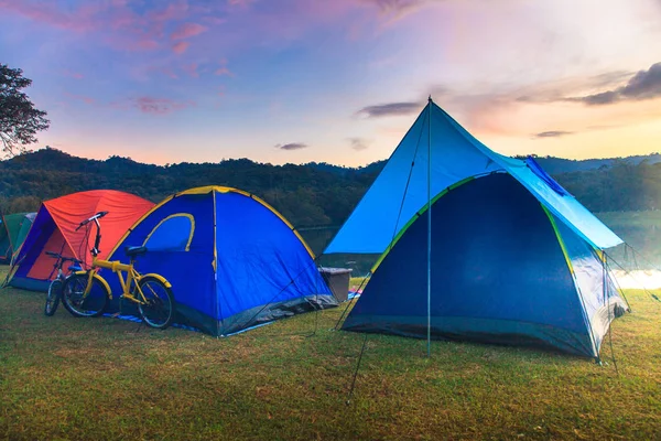 夕暮れの背景で夜明けの日の出のキャンプ休日 — ストック写真