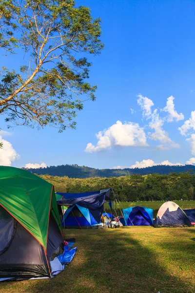 夕暮れの背景で夜明けの日の出のキャンプ休日 — ストック写真