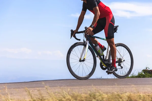 Чоловік на велосипеді на дорозі між красивими горами — стокове фото