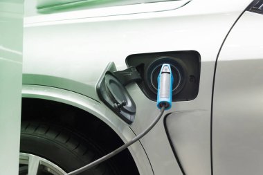 Bir elektrikli araba, ulaşım geleceği şarj