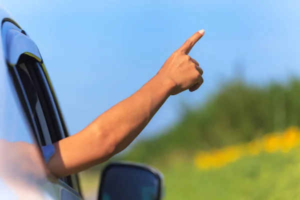 Semester och resor koncept, manlig arm sticker ut ur bilen — Stockfoto