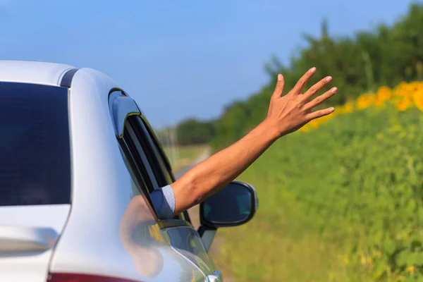 Concepto de vacaciones y viajes, Brazo masculino sobresaliendo del coche — Foto de Stock