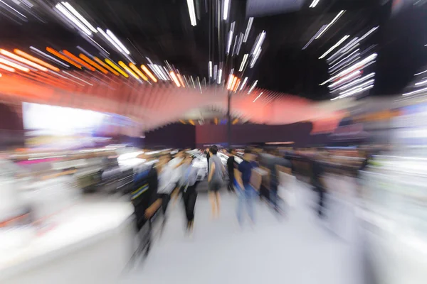 Mengaburkan latar belakang gambar orang-orang di pameran — Stok Foto