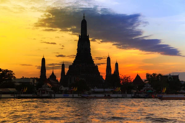 Sylwetka Wat Arun o zachodzie słońca, Bangkok, Tajlandia — Zdjęcie stockowe