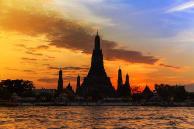 Wat Arun silüeti gün batımında, Bangkok, Tayland