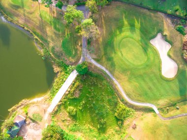 Güzel bir golf sahasının havadan görünümü