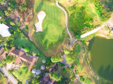 Güzel bir golf sahasının havadan görünümü