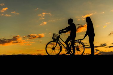 Silhouette tatlı çift aşk mutlu zamanında ve bisiklet içinde bea