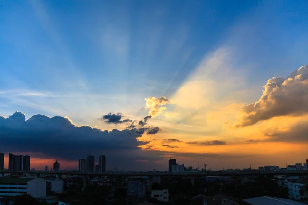 Belo céu crepúsculo ao pôr do sol sobre uma paisagem escura da cidade — Fotografia de Stock