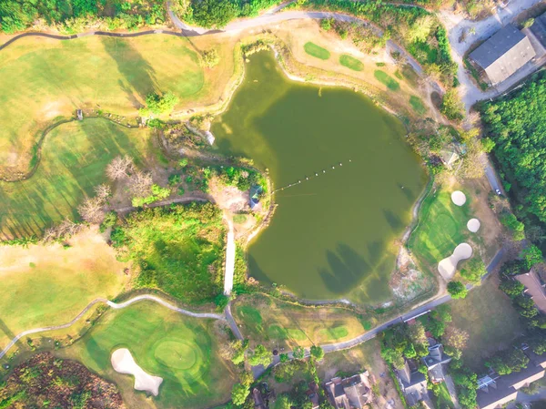 Vista aérea de un hermoso campo de golf —  Fotos de Stock