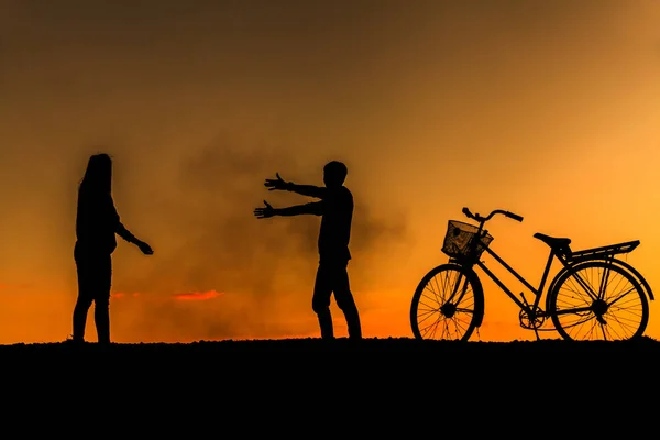Silhouette of sweet couple in love happy time and bicycle in bea — Stock Photo, Image