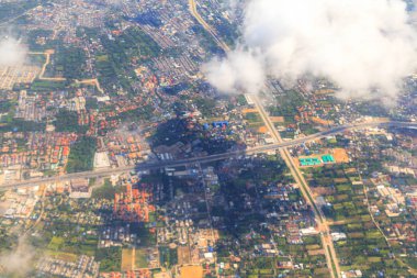 Uçak pencereden güzel gökyüzü görünümü