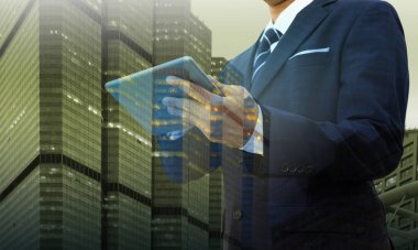 Modern dijital tablet kullanarak işadamı çift pozlama 