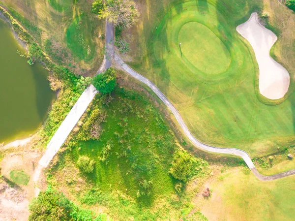 Vista aérea de um belo campo de golfe — Fotografia de Stock