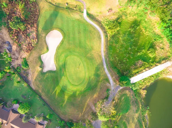 Vista aérea de un hermoso campo de golf —  Fotos de Stock