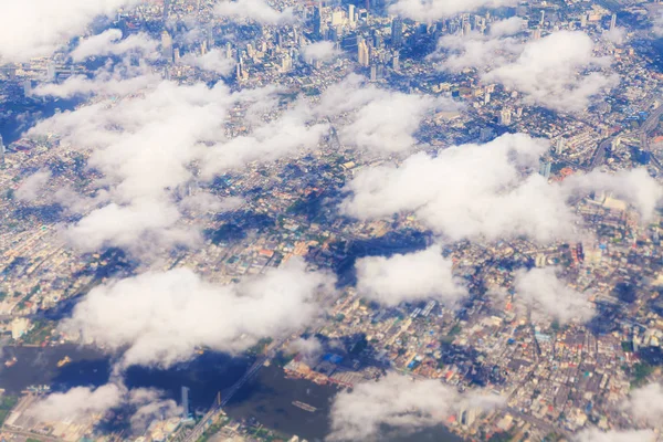 Красивый вид на небо через окно самолета — стоковое фото
